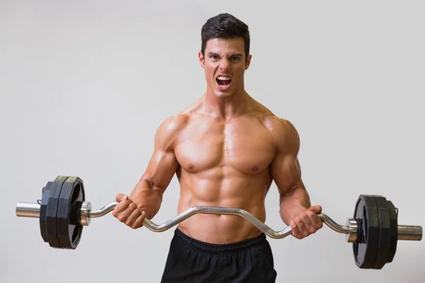 Hombre musculoso sin camisa levantando la barra — Foto de Stock