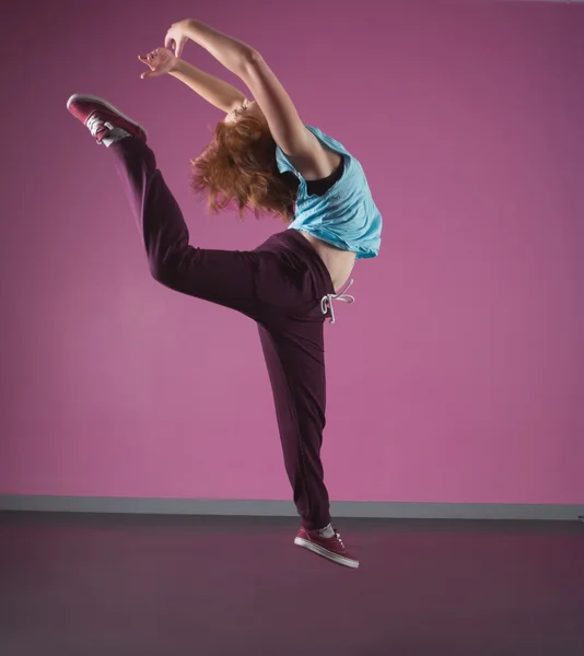 Pretty break dancer leaping mid air — Stock Photo, Image