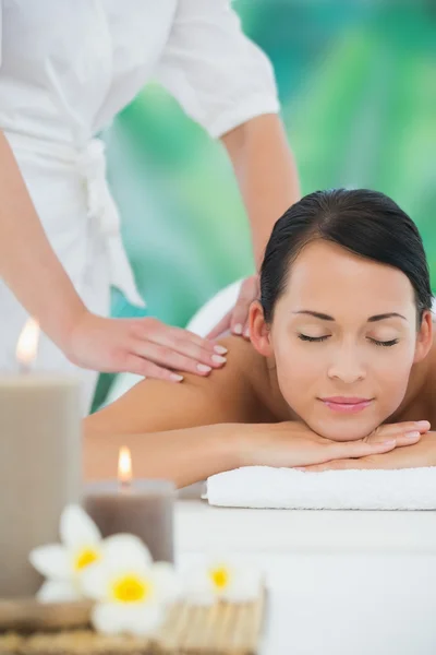 Morena desfrutando de massagem nas costas — Fotografia de Stock