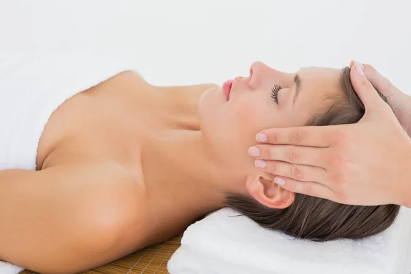 Attraktiv kvinna tar emot huvud massage på spacenter — Stockfoto