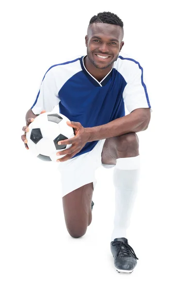 Jogador de futebol feliz em camisa azul — Fotografia de Stock