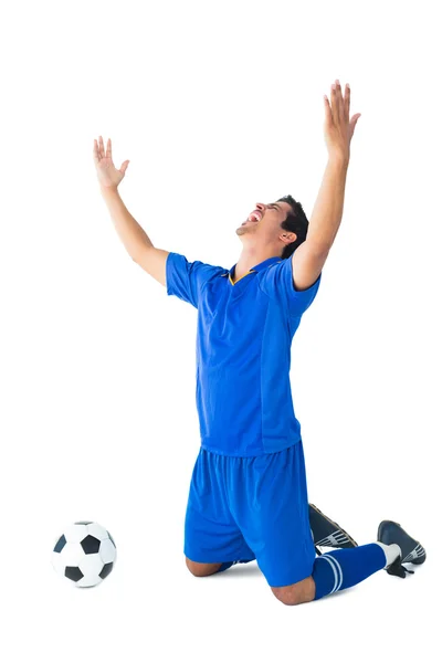 Feliz jugador de fútbol en azul celebrando —  Fotos de Stock