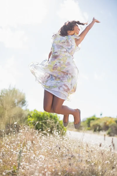 Mooie vrouw in jurk floral glimlachen — Stockfoto