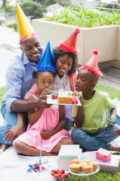 Familjen firar födelsedag tillsammans i trädgården — Stockfoto