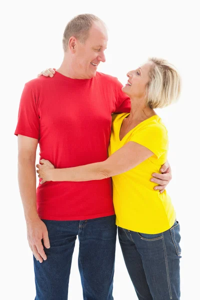 Feliz pareja madura abrazando y sonriendo —  Fotos de Stock