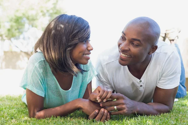 Casal feliz deitado no jardim juntos — Fotografia de Stock