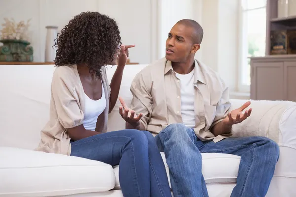 Pareja infeliz discutiendo en el sofá — Foto de Stock