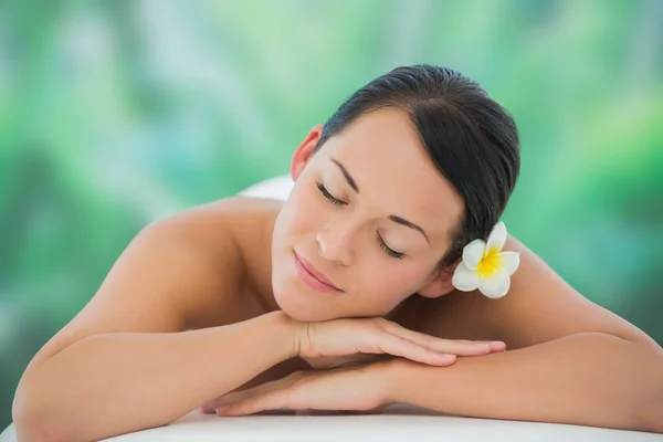 Brünette relaxen auf massagetisch — Stockfoto