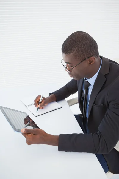 Seriöser Geschäftsmann arbeitet mit seinem Tablet — Stockfoto