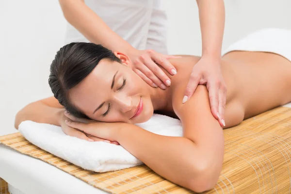 Linda morena desfrutando de uma massagem no ombro — Fotografia de Stock
