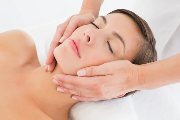 Aantrekkelijke jonge vrouw gezicht massage in het wellness center ontvangen — Stockfoto