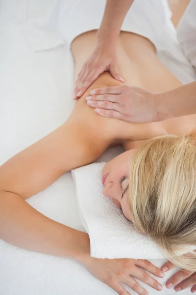 Söt blondin njuter av massage — Stockfoto