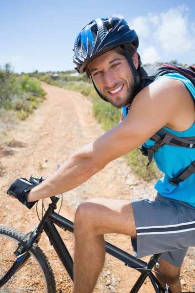 Man cycling up mountain trail — Stock Photo, Image