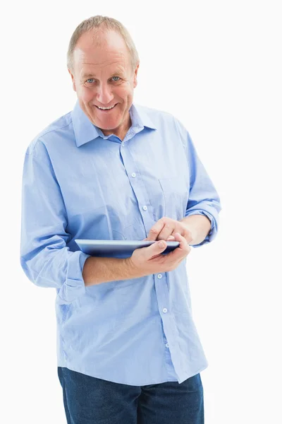 快乐成熟的男人，使用自己的 tablet pc — 图库照片