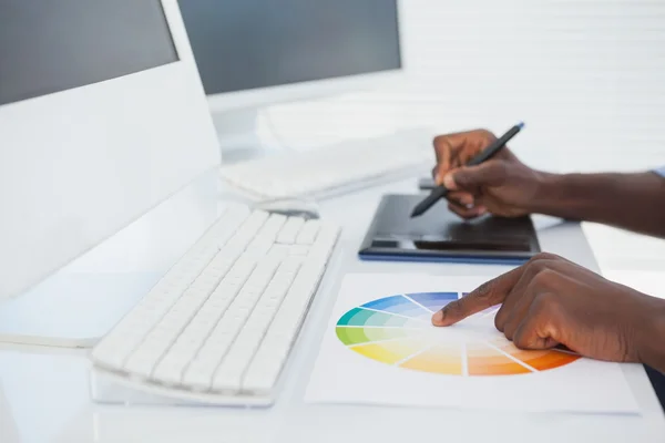 Diseñador sentado en su escritorio trabajando con digitalizador — Foto de Stock