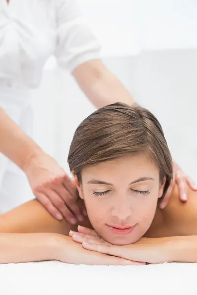 Mujer atractiva recibiendo masaje en el hombro en el centro de spa — Foto de Stock