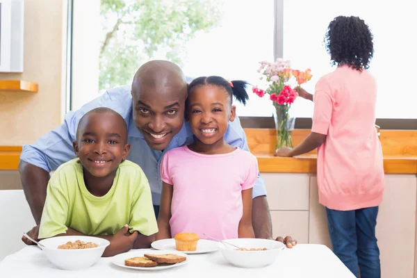 Família feliz tomando café da manhã juntos pela manhã — Fotografia de Stock