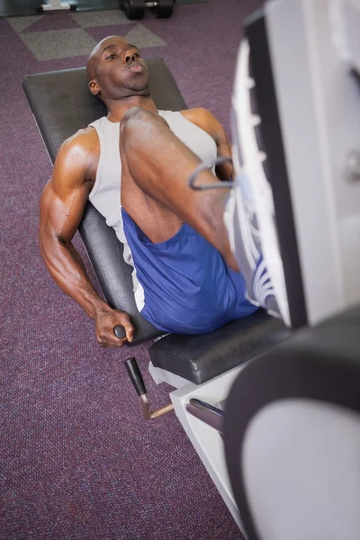 Manliga tyngdlyftare gör ben pressar i gym — Stockfoto