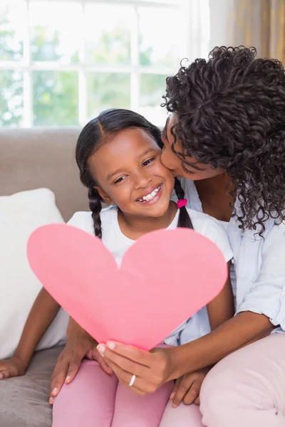 Mooie moeder met dochter hart kaart leest — Stockfoto