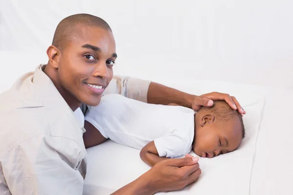 Adorável menino dormindo enquanto está sendo assistido pelo pai — Fotografia de Stock