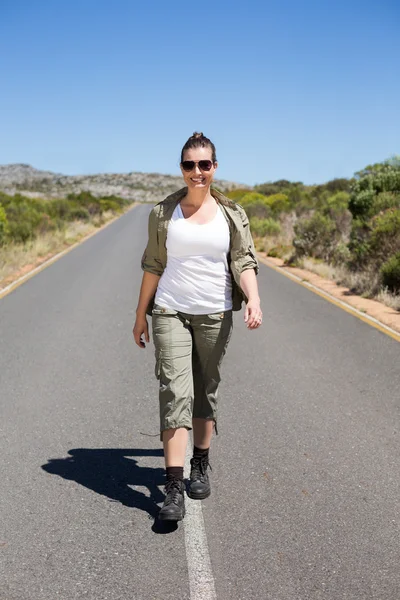 Bastante excursionista caminando por carretera —  Fotos de Stock