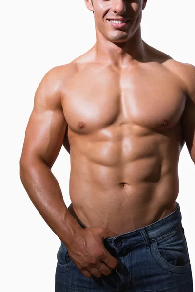 Средняя часть мускулистого мужчины без рубашки — стоковое фото