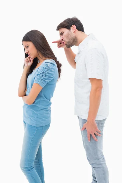 Irritado homem gritando com a namorada — Fotografia de Stock