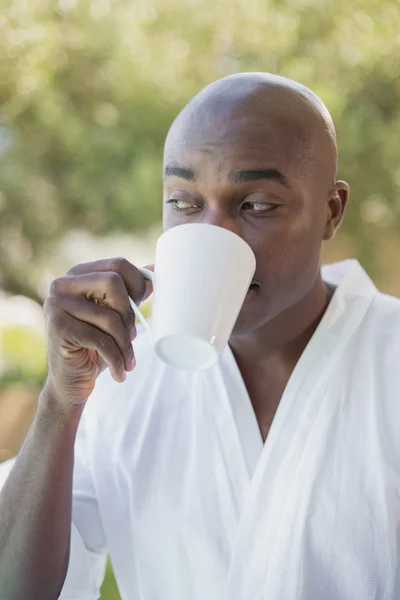 英俊的男人，穿着浴袍在外面喝咖啡 — 图库照片