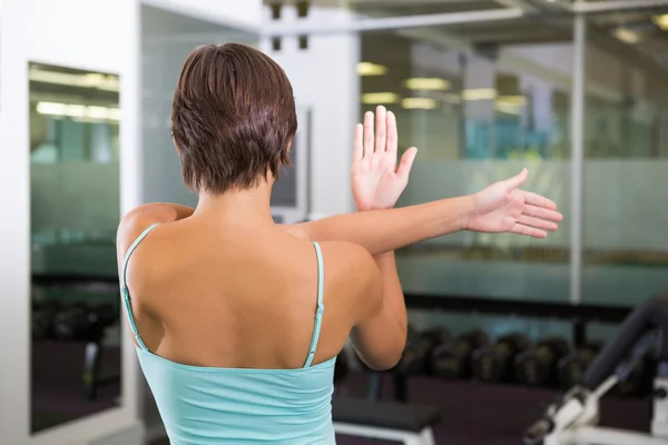 Passar brunett stretching hennes armar — Stockfoto