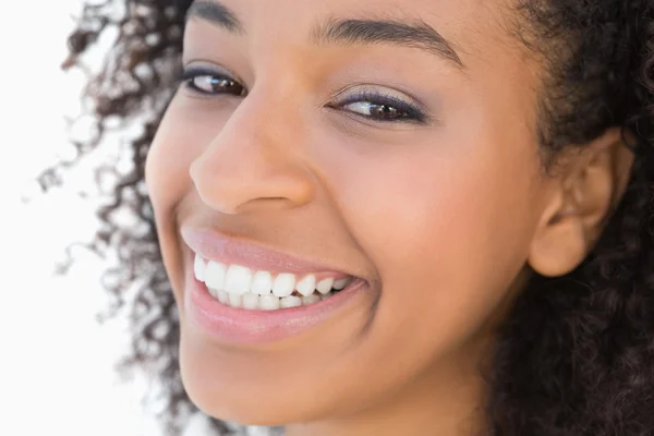 Csinos lány mosolyogva kamera afro frizura — Stock Fotó