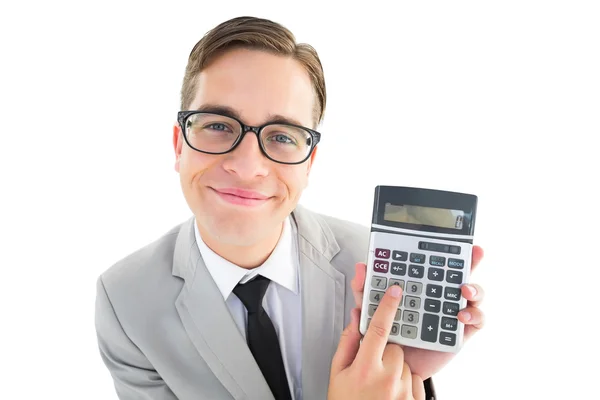 Podivínský usměvavý obchodník zobrazeno kalkulačka — Stock fotografie