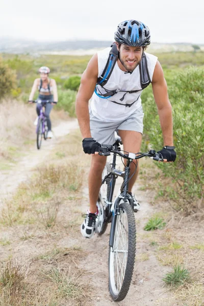 Para na rowerze na szlak górski — Zdjęcie stockowe