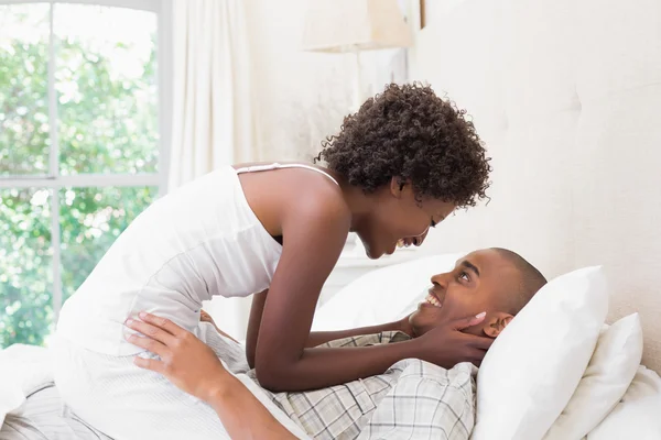 Casal íntimo brincando de manhã na cama — Fotografia de Stock