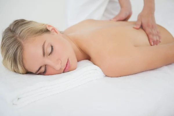 Vacker blondin njuter av massage — Stockfoto