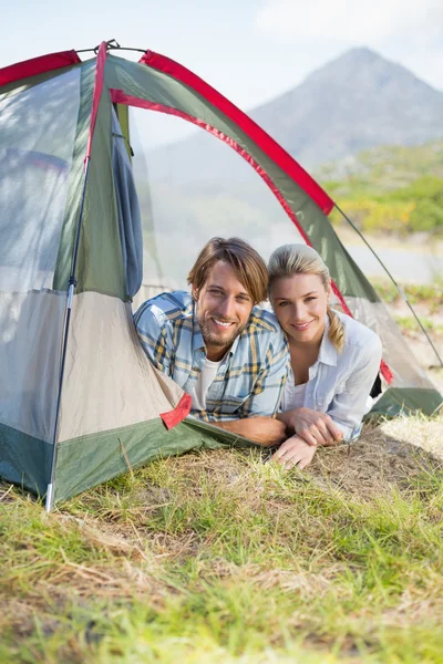 Casal sorrindo de dentro de sua tenda — Fotografia de Stock