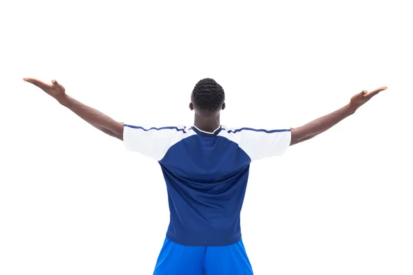 Футболист в синем празднует победу — стоковое фото