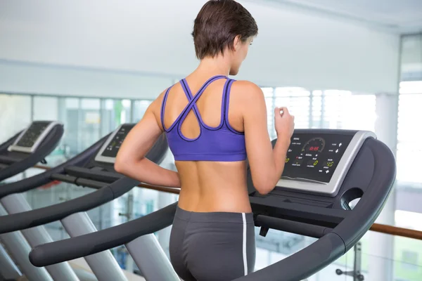 Passa brunett löpande på treadmill — Stockfoto