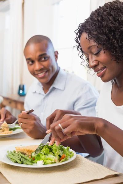 Glückliches Paar genießt eine gesunde Mahlzeit zusammen — Stockfoto