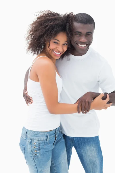 Couple attrayant en vêtements assortis souriant à la caméra — Photo