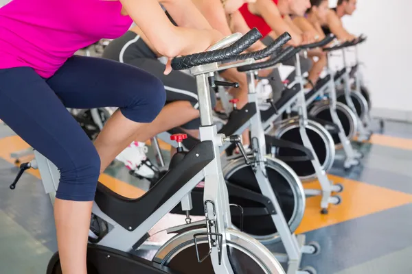 Clase de spin trabajando en una fila — Foto de Stock