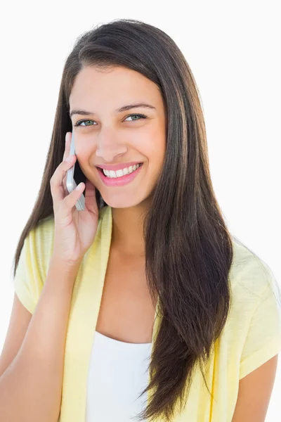 Счастливая случайная женщина по телефону — стоковое фото