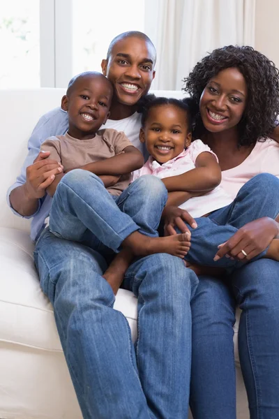 Familia feliz posando juntos en el sofá —  Fotos de Stock