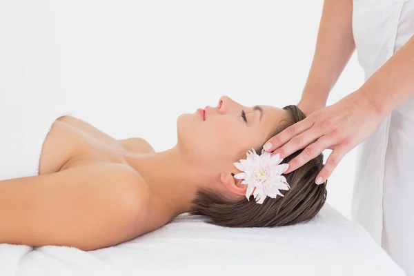 Attractive woman receiving head massage at spa center — Stock Photo, Image