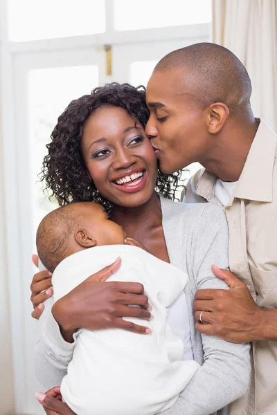 Gelukkige jonge ouders tijd doorbrengen met baby — Stockfoto