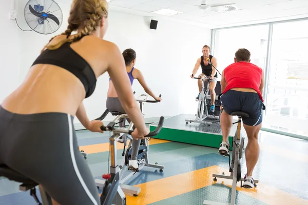 Turma de rotação trabalhando com instrutor motivacional — Fotografia de Stock