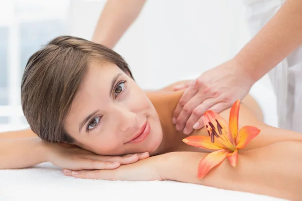 Aantrekkelijke vrouw ontvangende schouder massage in het wellness center — Stockfoto