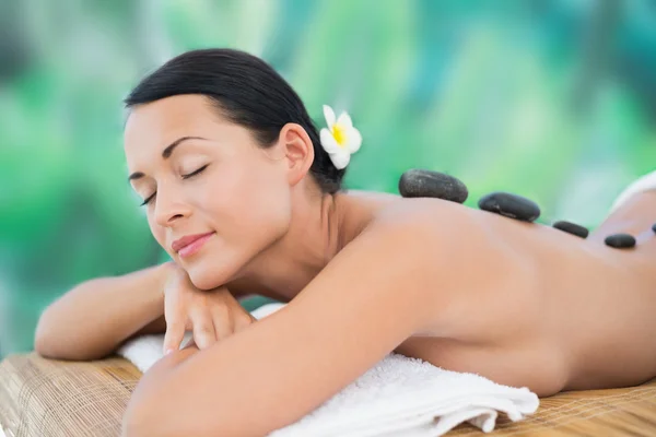 Bruna godendo massaggio con pietre calde — Foto Stock