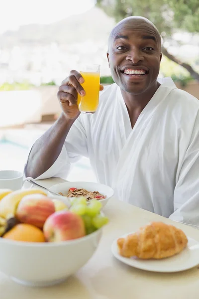 外朝食バスローブでハンサムな男 — ストック写真