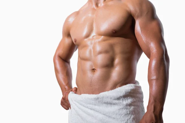 Seção média de um homem muscular sem camisa em toalha branca — Fotografia de Stock