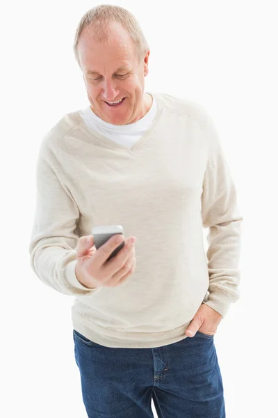 Szczęśliwy człowiek dojrzały wysyłanie tekstu — Zdjęcie stockowe